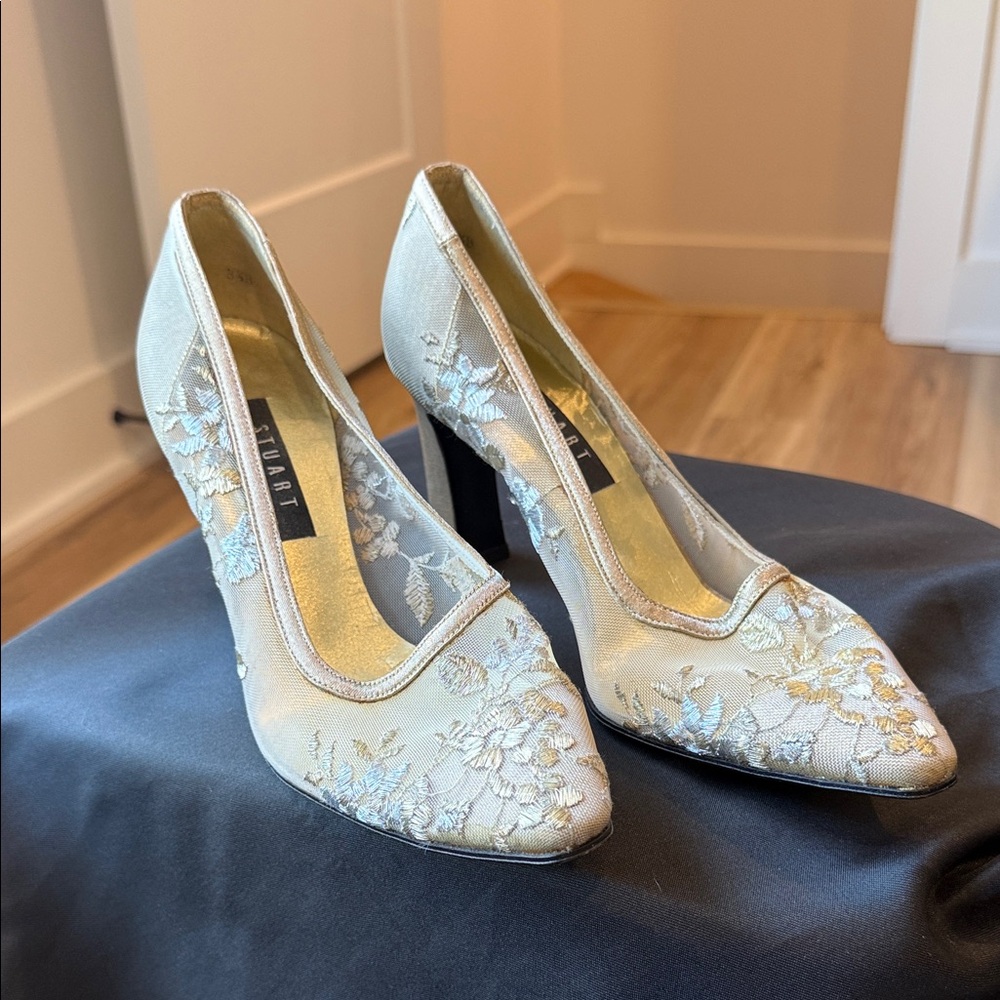 Stuart Weitzman Ivory Floral Lace Pointed-Toe Pumps